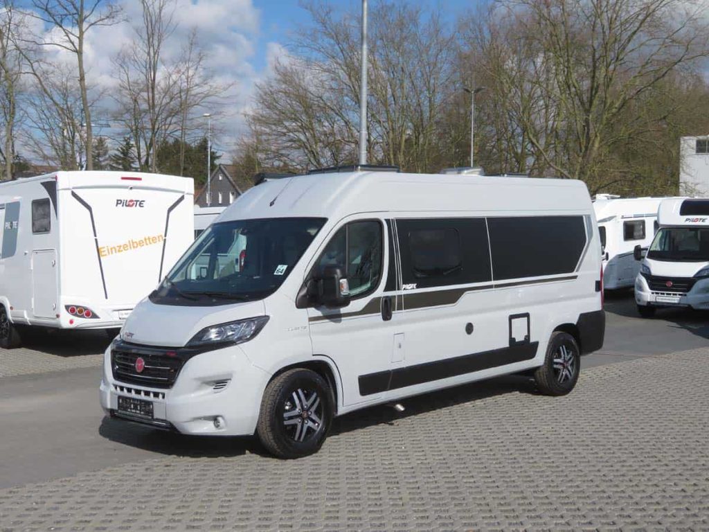 Blogbeitrag zu Wohnmobil-Typen - Ein weißer Kastenwagen auf dem Parkplatz