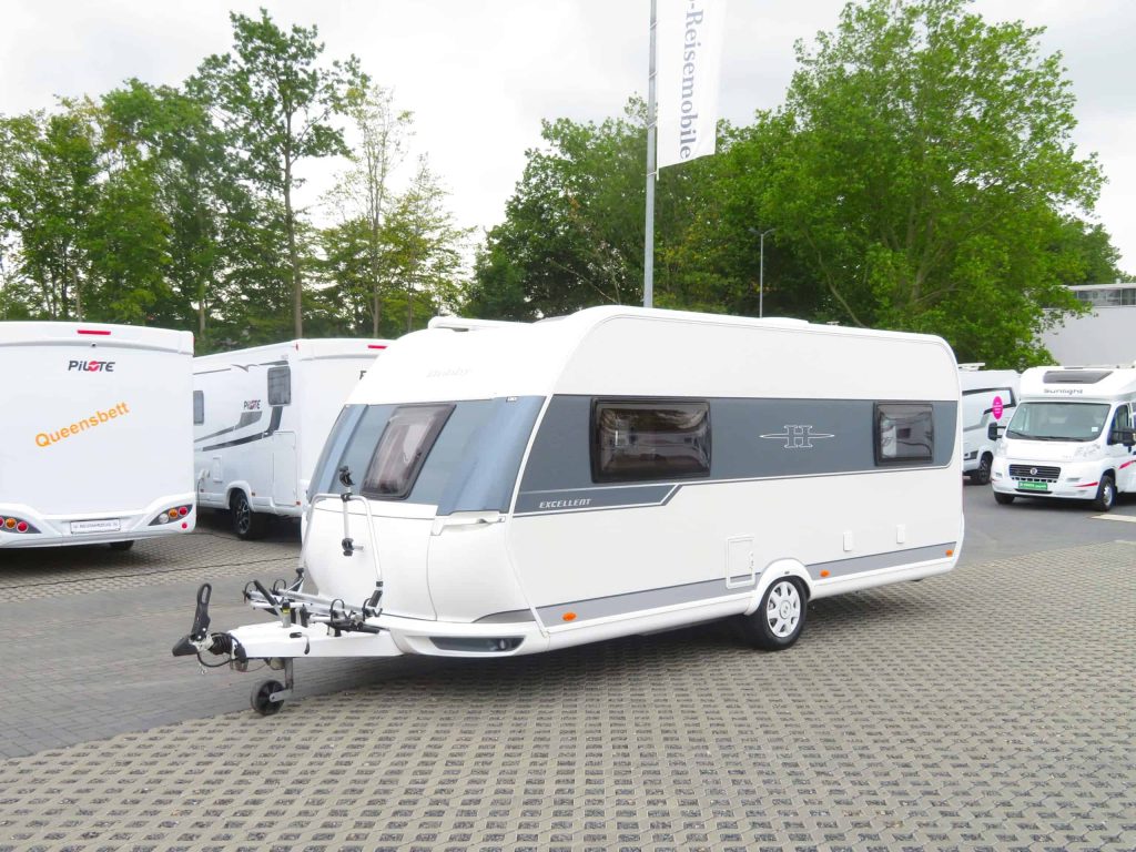Blogbeitrag Wohnmobil-Typen - Ein Wohnwagen auf dem Gelände von RS-Reisemobile